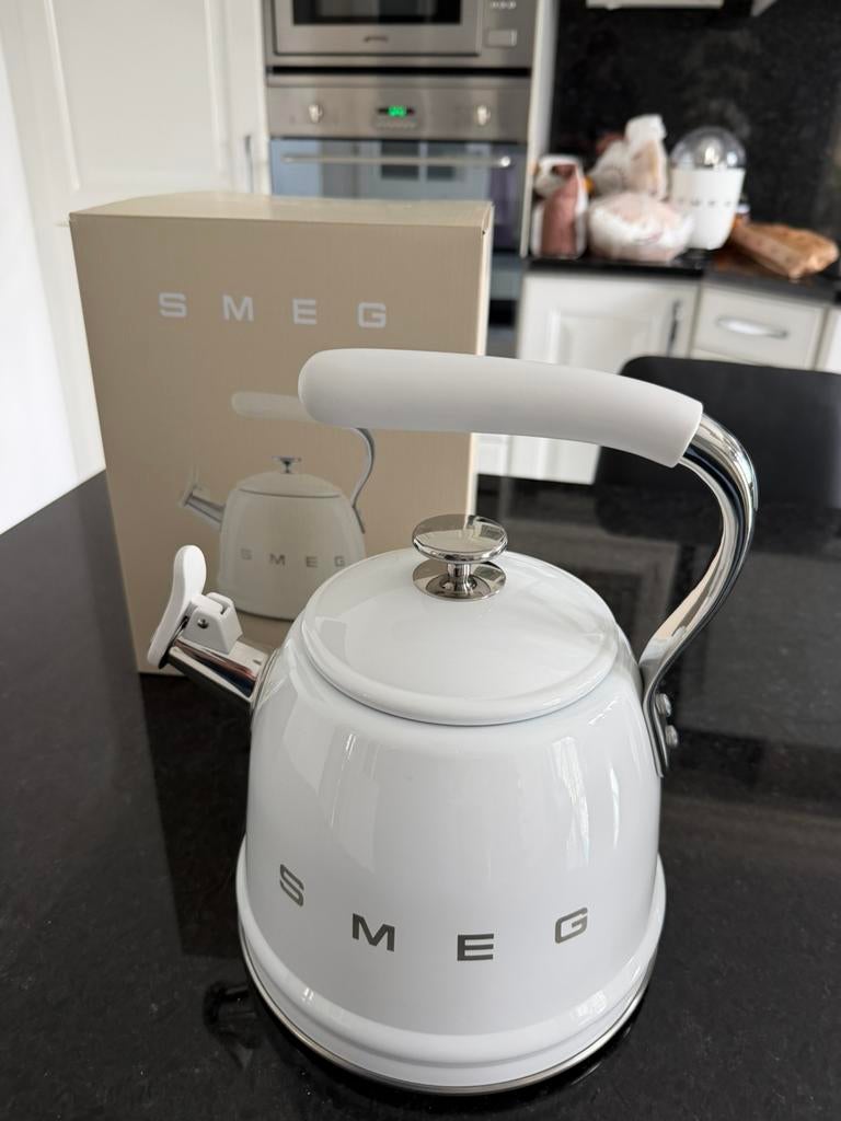 Bouilloire siffiante SMEG blanche neuve, Electroménager, Bouilloires, Enlèvement ou Envoi, Neuf, Sans fil