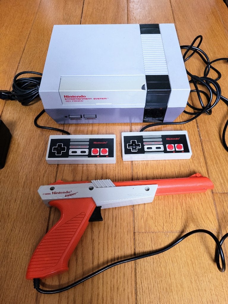 Nintendo NES + 2 manettes + Zapper + 11 jeux + alimentation, Enlèvement, Utilisé, Avec 2 manettes, Avec jeux