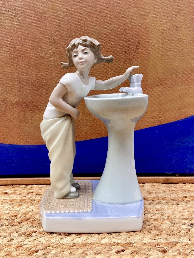 Lladró porseleinen beeldje 'Clean Up Time' (#4838) 1975, Ophalen of Verzenden, Zo goed als nieuw, Mens
