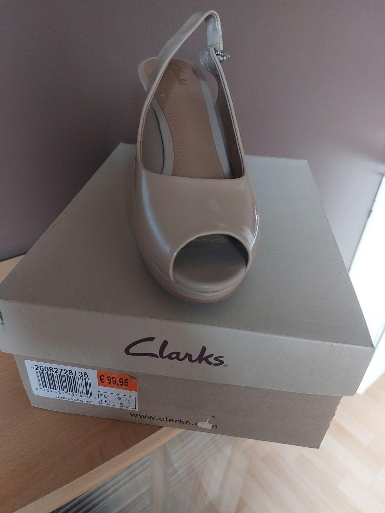 Clarks beige pumps hak 10cm maat 39, Neuf, Beige, Escarpins, Enlèvement