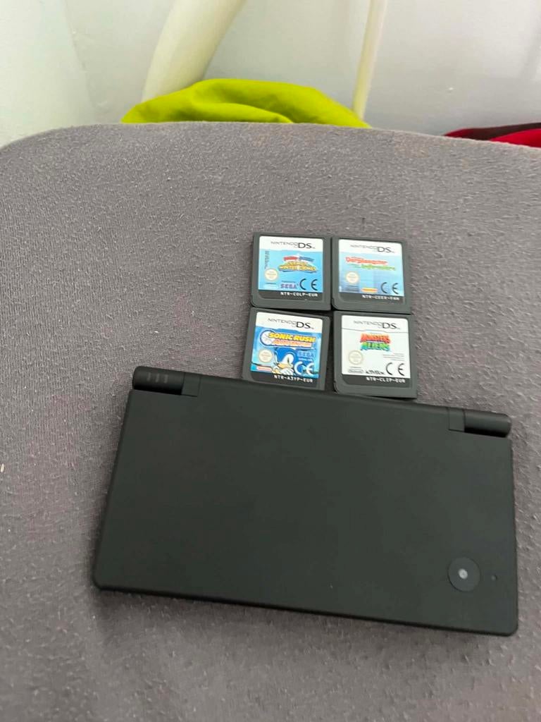 Zwarte dsi met games gericht op jongens/mannen met oplader, Games en Spelcomputers, Spelcomputers | Nintendo DS, Ophalen, Dsi