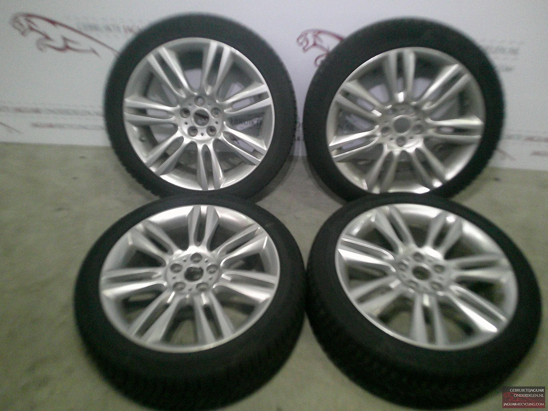18″ Velgen set Jaguar XE Arm Sparkel Silver met winterbanden, Auto-onderdelen, Banden en Velgen, Banden en Velgen, Winterbanden
