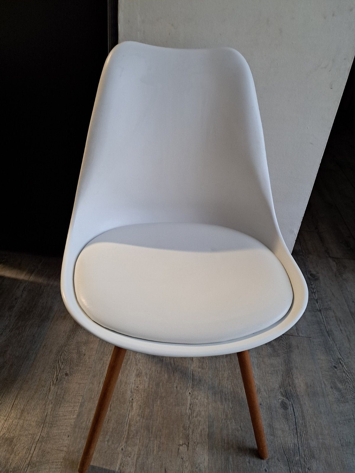 2 Witte stoelen 15 stuk of 25 samen, Ophalen, Wit