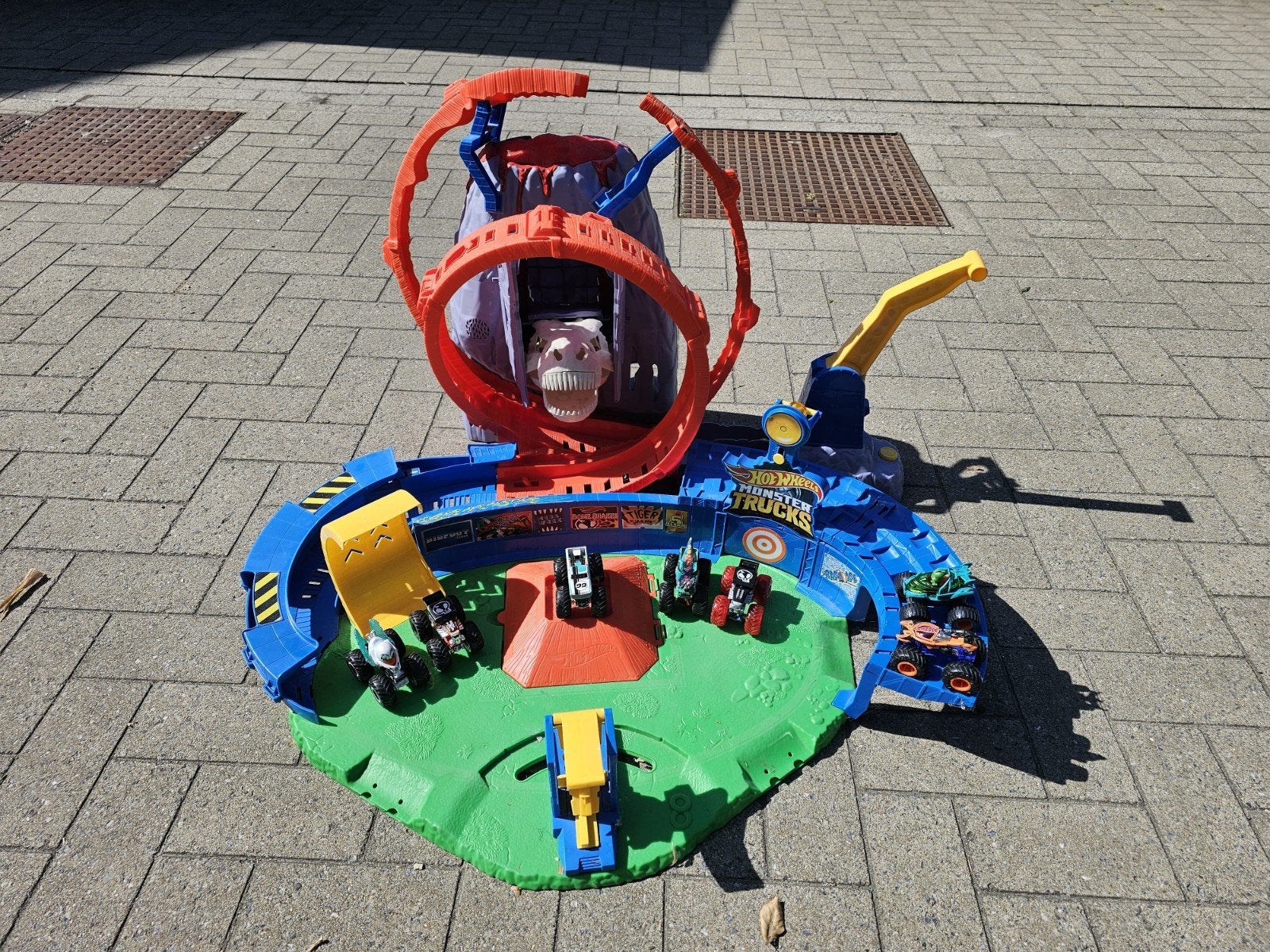 Hot Wheels Monster Trucks T-Rex Volcano Arena + extra's, Enlèvement