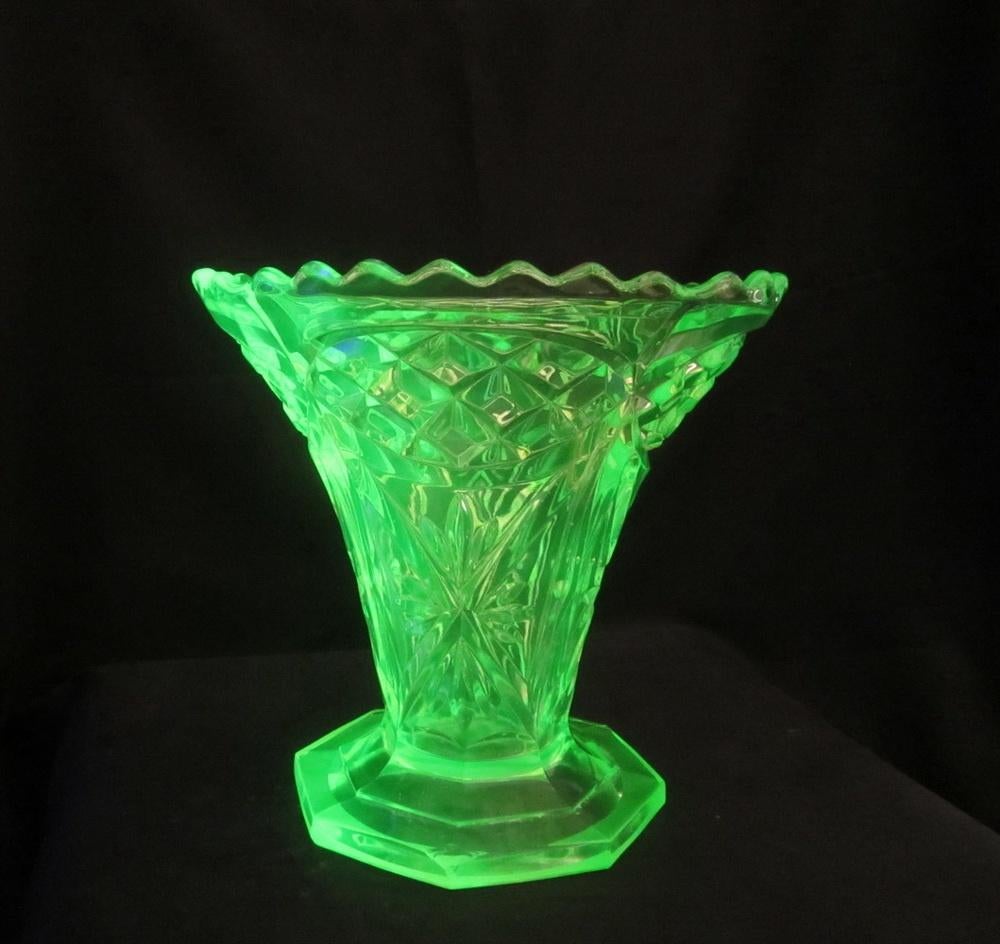 Vase en verre ouraline art déco ancien, Antiquités & Art, Envoi
