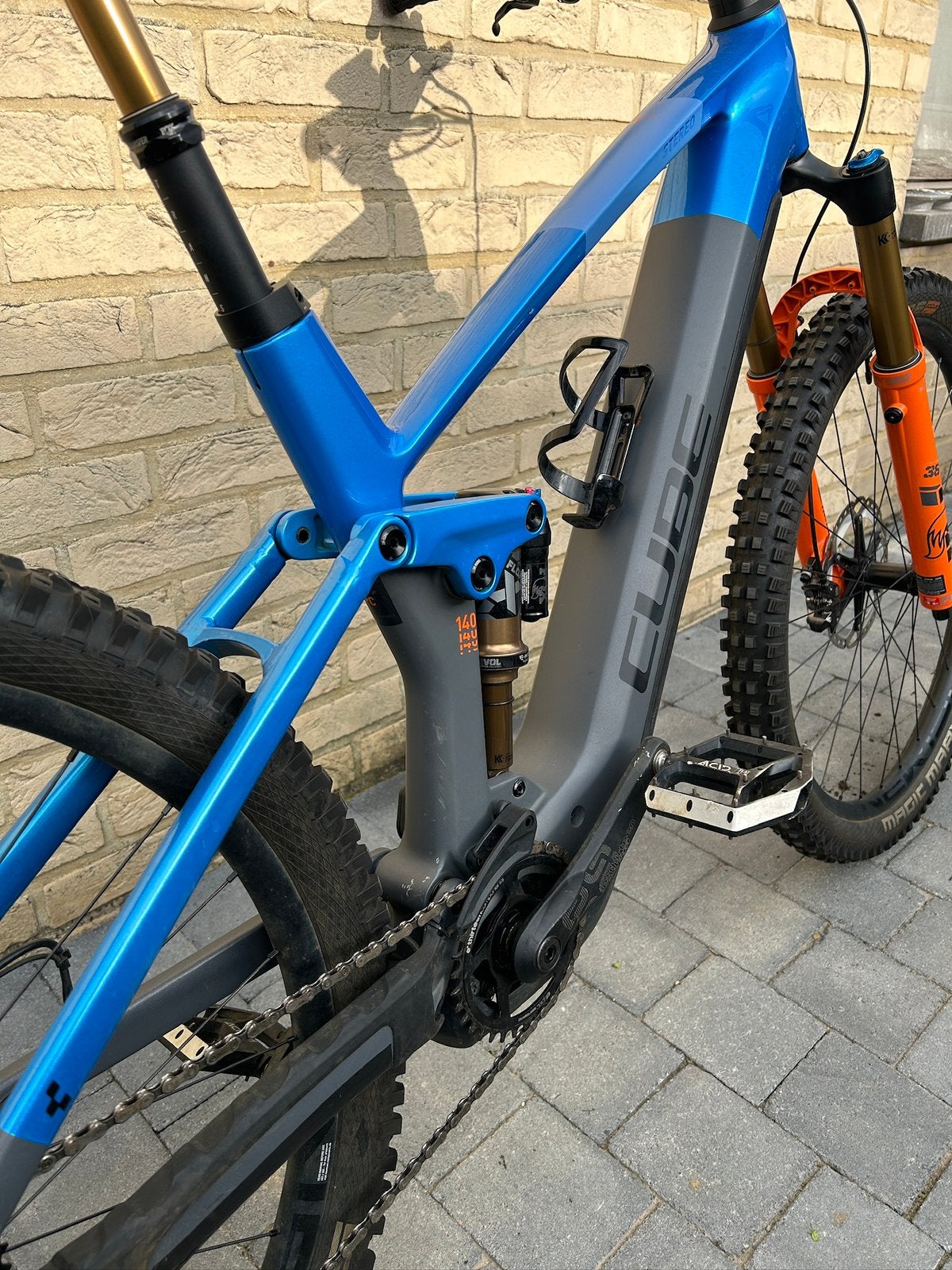 CUBE STEREO HYBRID 140 HPC ACTIONTEAM 750 ACTIONTEAM, Ophalen, Gebruikt, Schijfrem