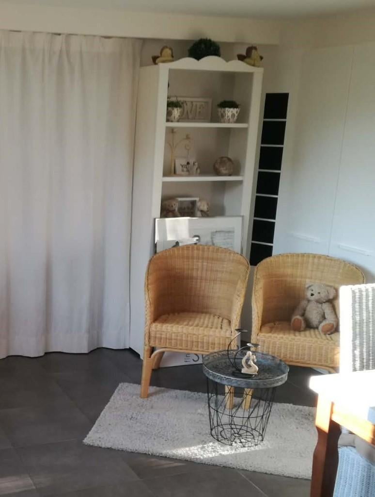 GEZOCHT 2 WITTE rieten stoelen met armleuningen, Huis en Inrichting, Ophalen, Riet of Rotan