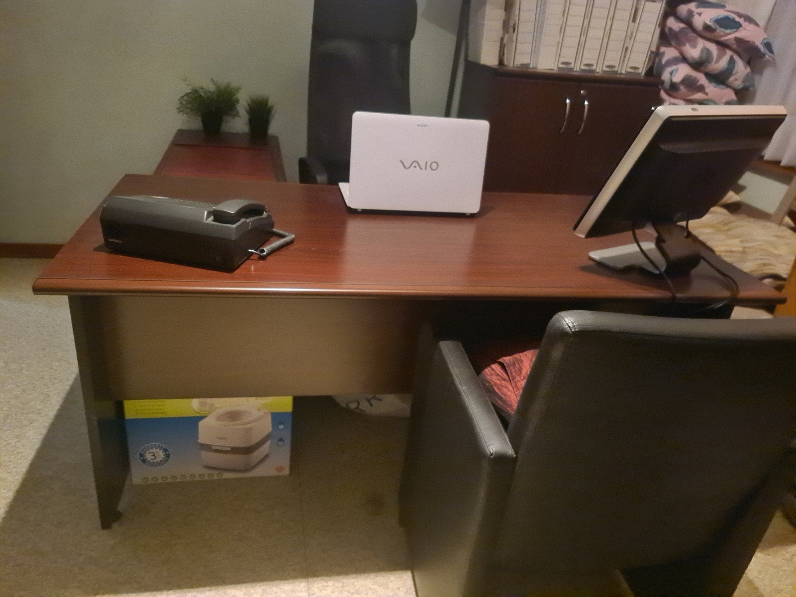 volledige bureau, Huis en Inrichting, Bureaus, Ophalen, Bruin, Zo goed als nieuw, Duo-bureau