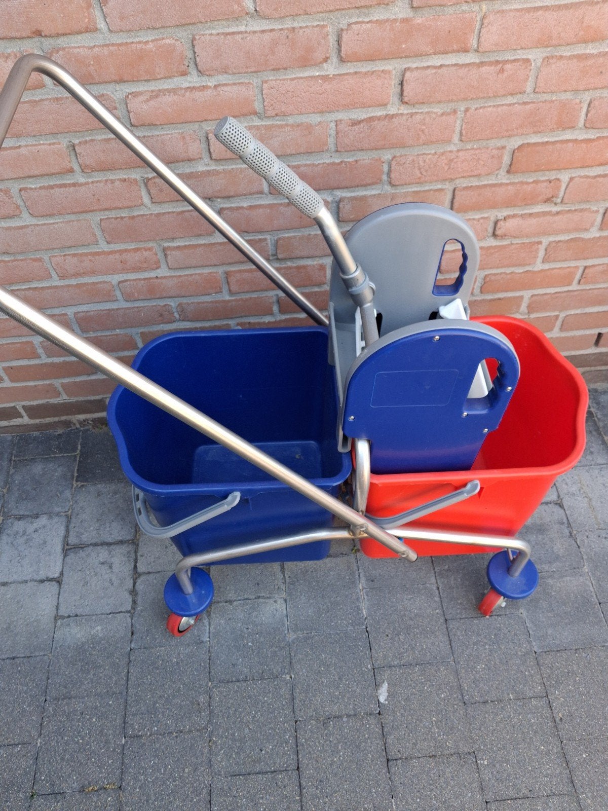 poetskar met uitwringbare mop, Ophalen