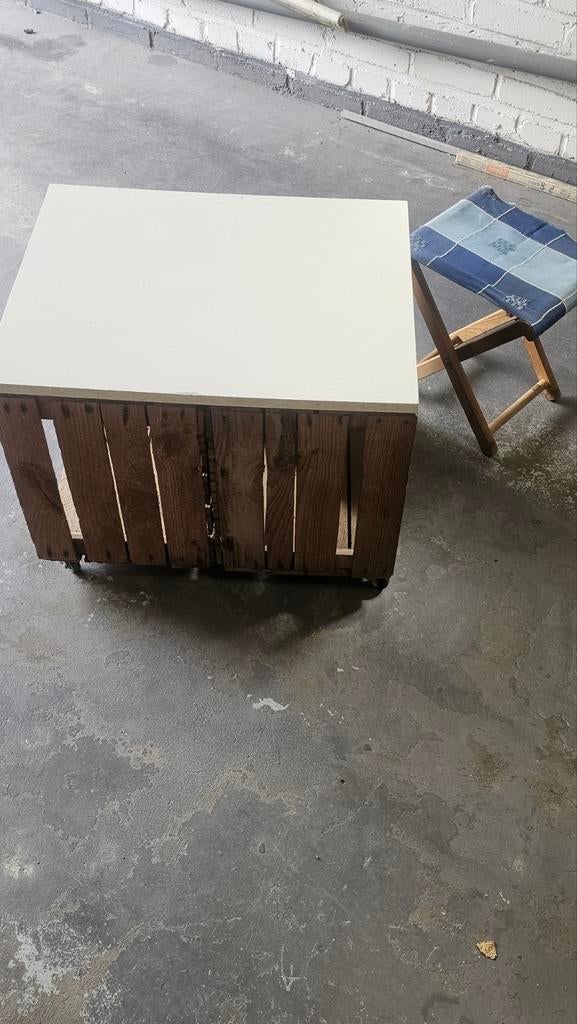 Table basse sur roulettes faite avec 2 anciens casiers, Enlèvement