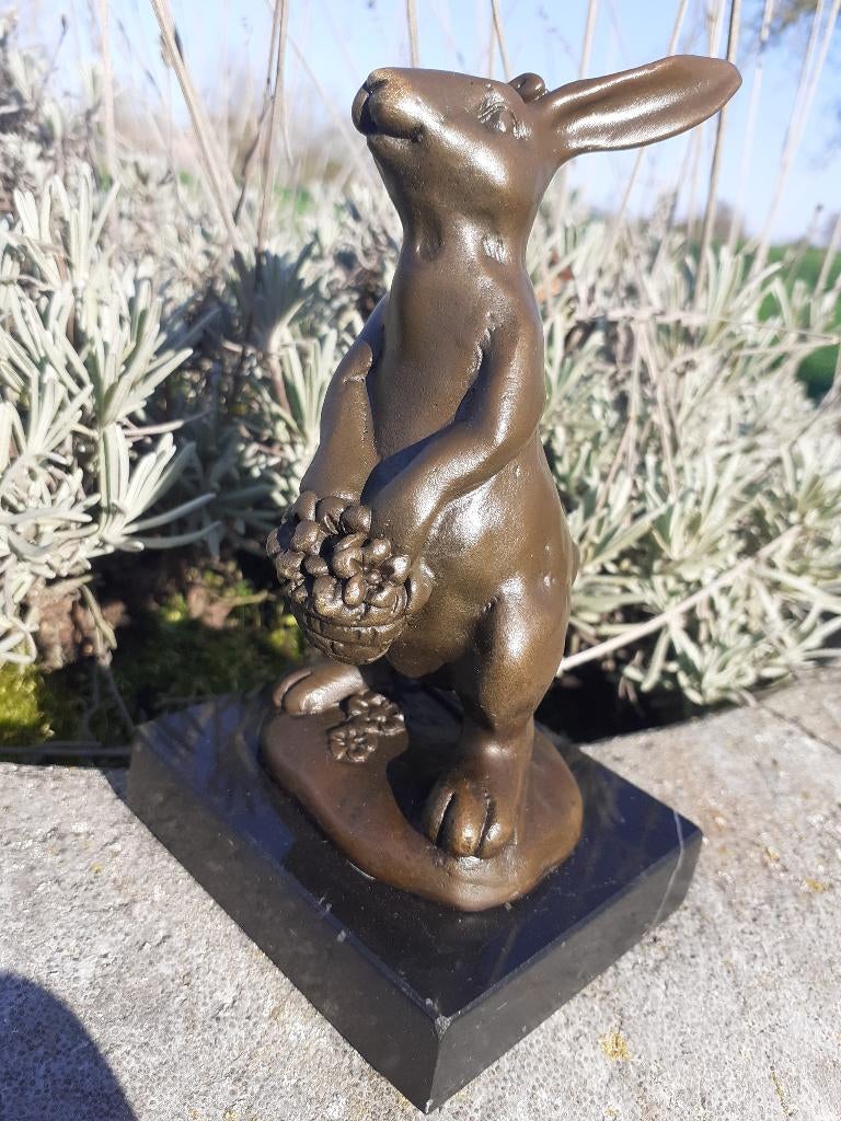 KONIJN MET EEN BRONZEN BLOEMENMAND GESIGNEERD MILO, Ophalen of Verzenden, Brons