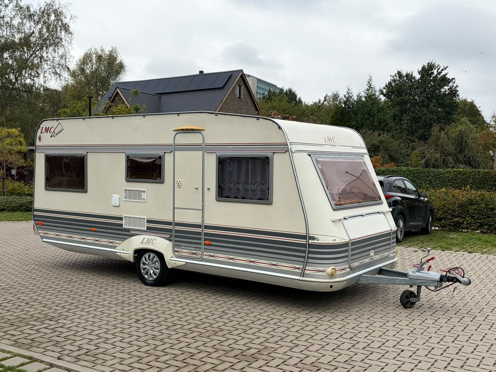 LMC Luxus 530 + Voortent + Stappelbedden, Caravans en Kamperen, Particulier, Douche