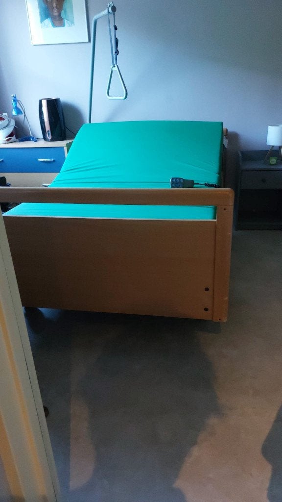 Ziekenhuisbed 12Ocm breed, Ophalen, Verstelbaar, Overige kleuren, Zo goed als nieuw