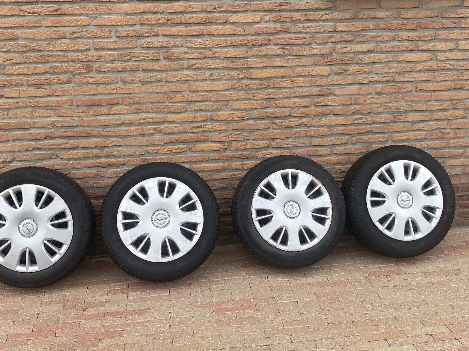 4 Pirelli winterbanden op velg 185/60/r15, Enlèvement, Pneus hiver
