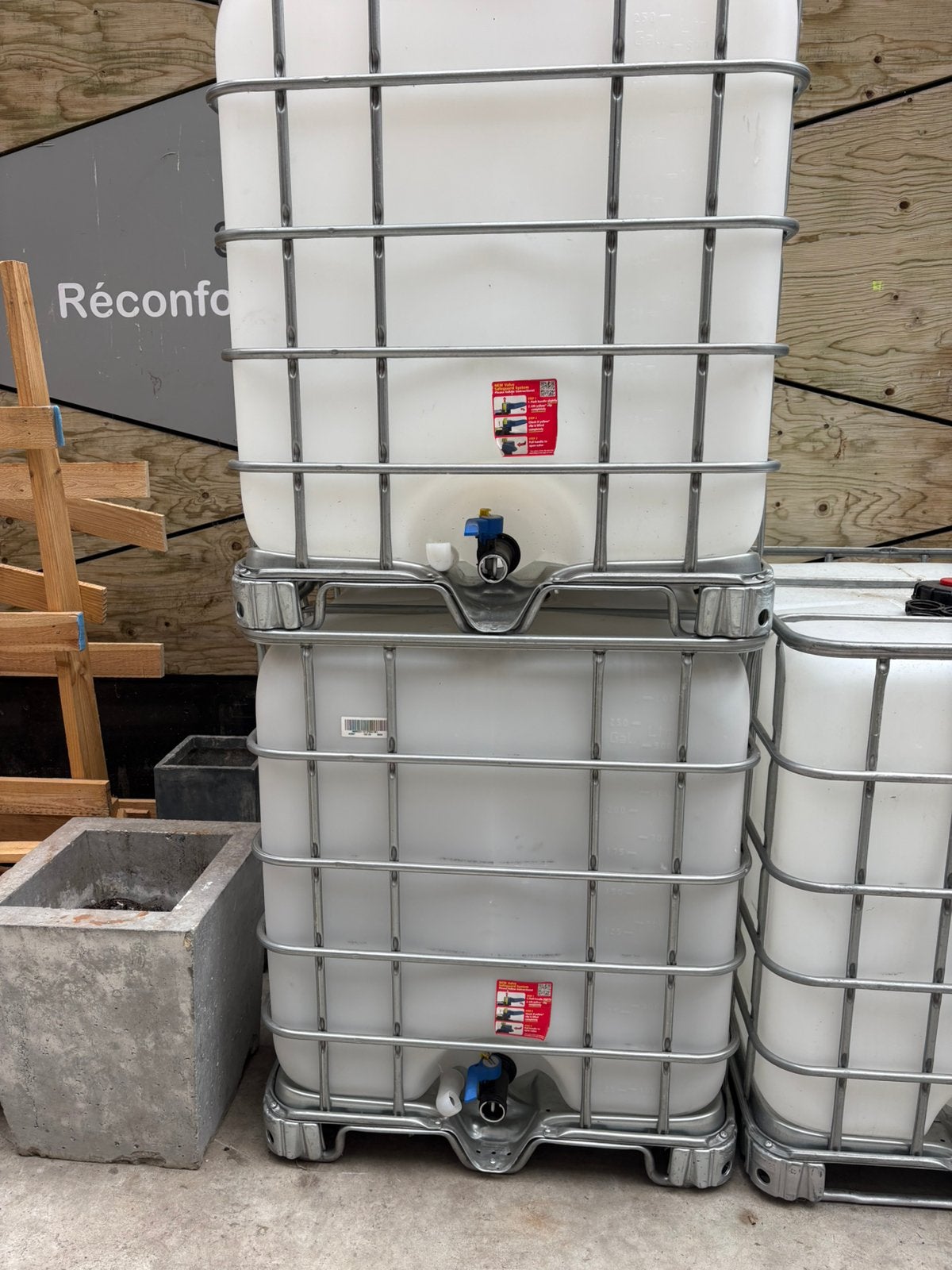IBC container op metalen pallet, Ophalen, Zo goed als nieuw