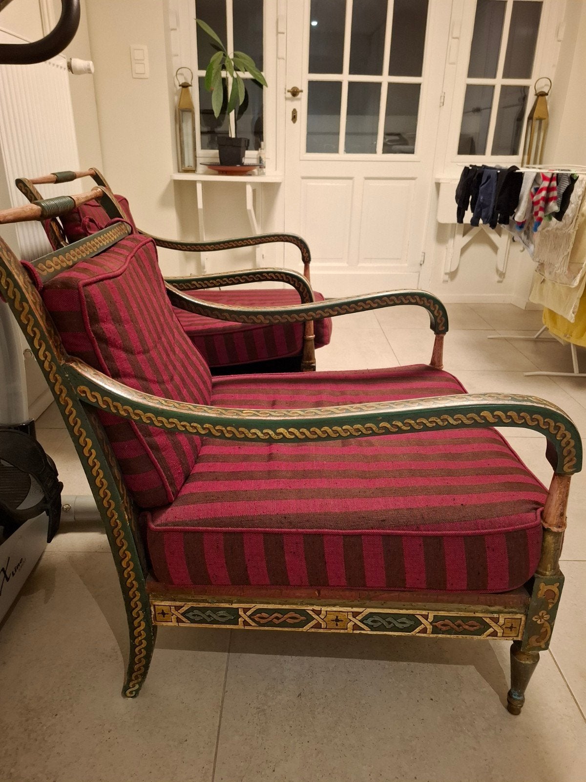 Paire de fauteuils anciens sculptés – Style oriental, Enlèvement