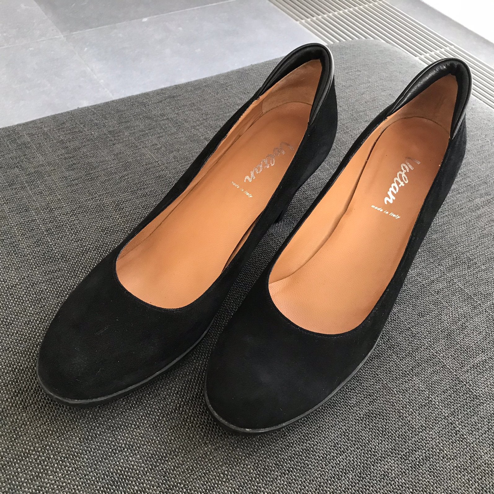 Pumps, suède van Voltan, maat 42, Enlèvement ou Envoi, Escarpins, Comme neuf, Noir