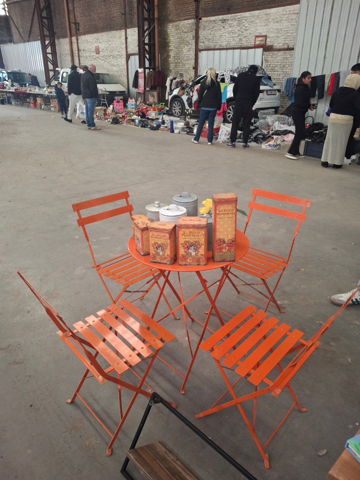 table plus 4 chaises, Enlèvement, Comme neuf