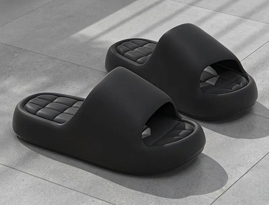 Nieuwe slippers met dikke zool, Ophalen of Verzenden, Nieuw, Slippers