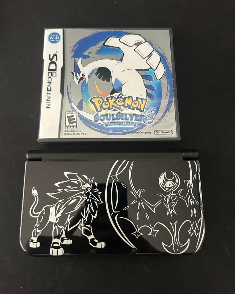 New 3DS XL Sun & Moon Limited Edition + Pokémon SoulSilver, Games en Spelcomputers, Met games, Zwart, Ophalen of Verzenden, 3DS