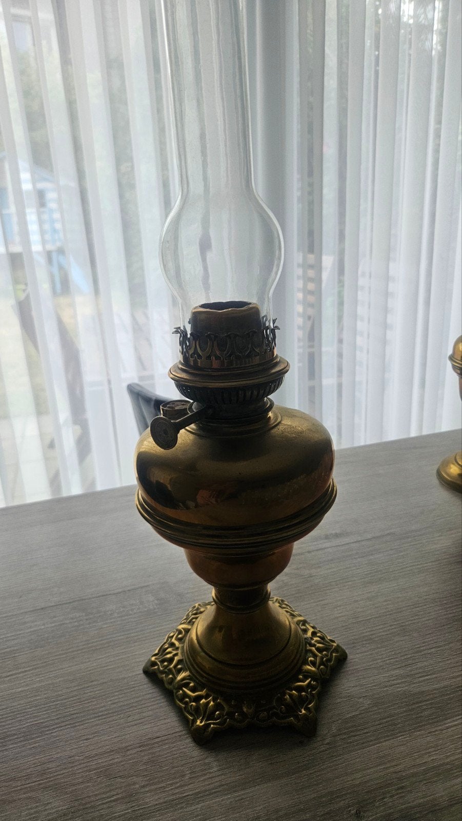Grande lampe à pétrole ancienne en laiton - Verre gravé "Cri, Enlèvement ou Envoi