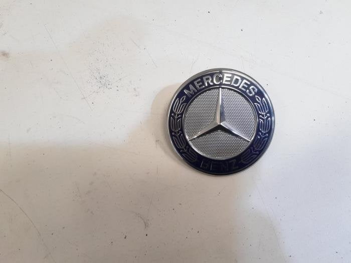Emblème d'un Mercedes CLA, 3 mois de garantie, Utilisé, -, -