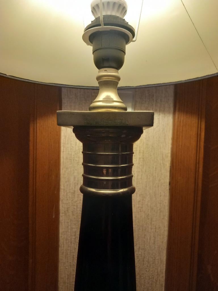 Design tafellamp met metalen voet en elegante kap, Enlèvement
