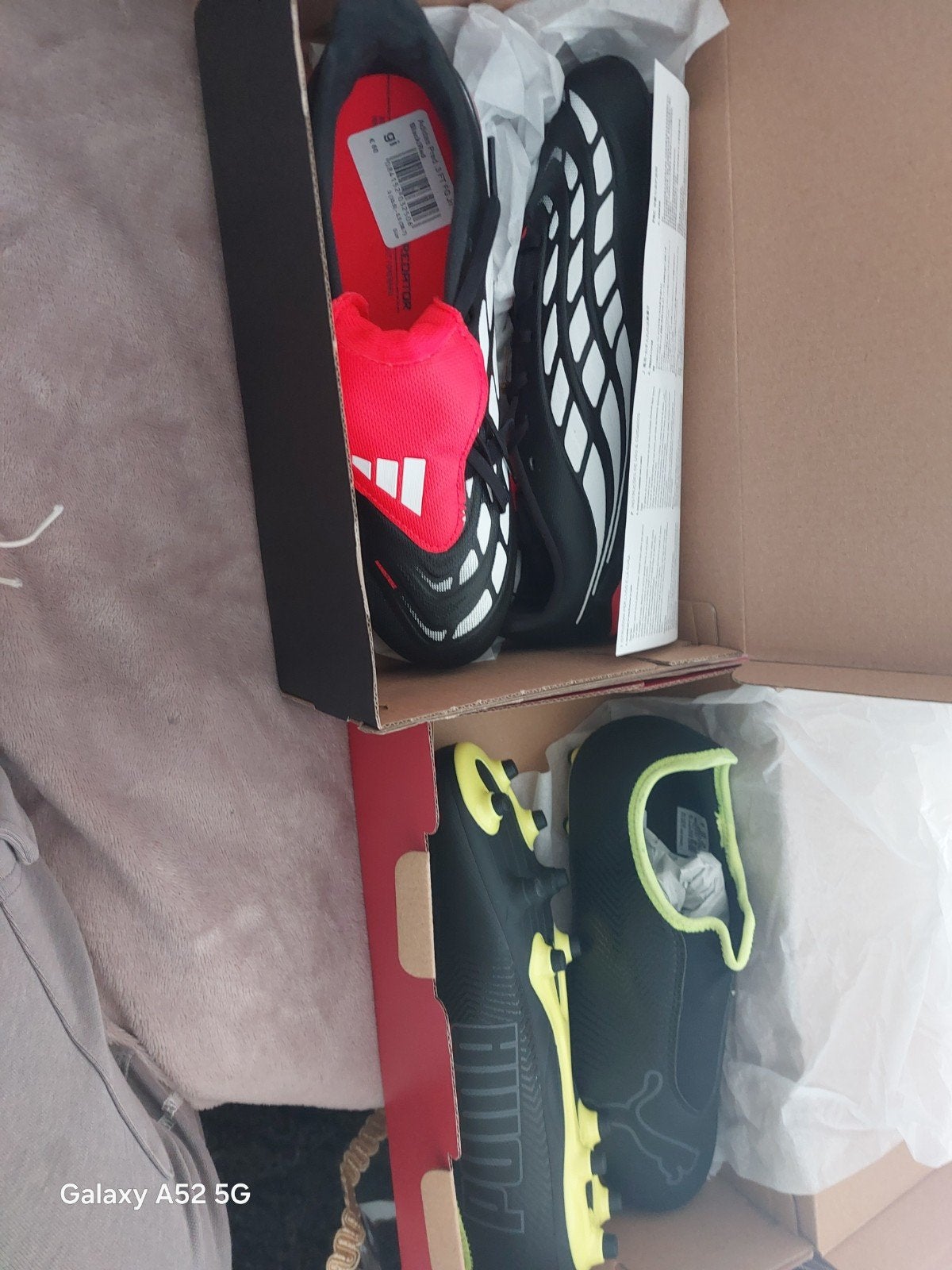 Nieuw voetbalschoenen, Enlèvement