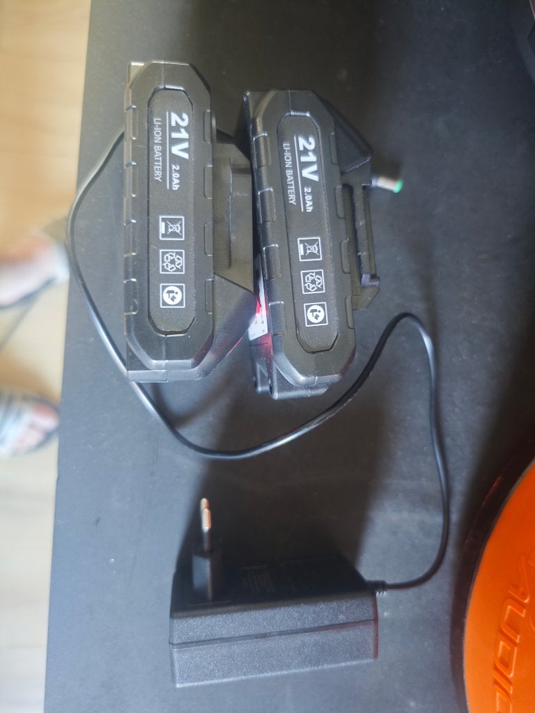 Twee kleine 2,0 Ah 18V accu's en lader voor Makita, Ophalen, Zo goed als nieuw