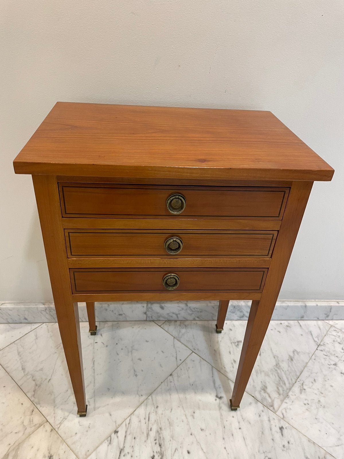 Petite table basse à trois tiroirs, Ophalen, Zo goed als nieuw