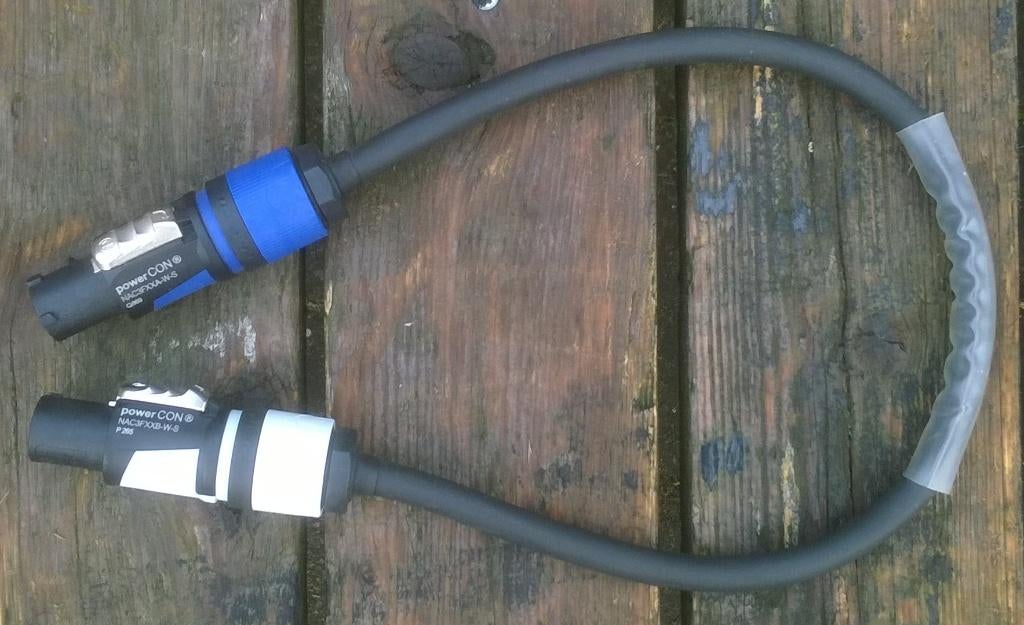 Spanningssnoer Powercon in-out circa 0,5 meter, Muziek en Instrumenten, Kabels en Stekkers, Zo goed als nieuw, Apparatuur, Ophalen of Verzenden
