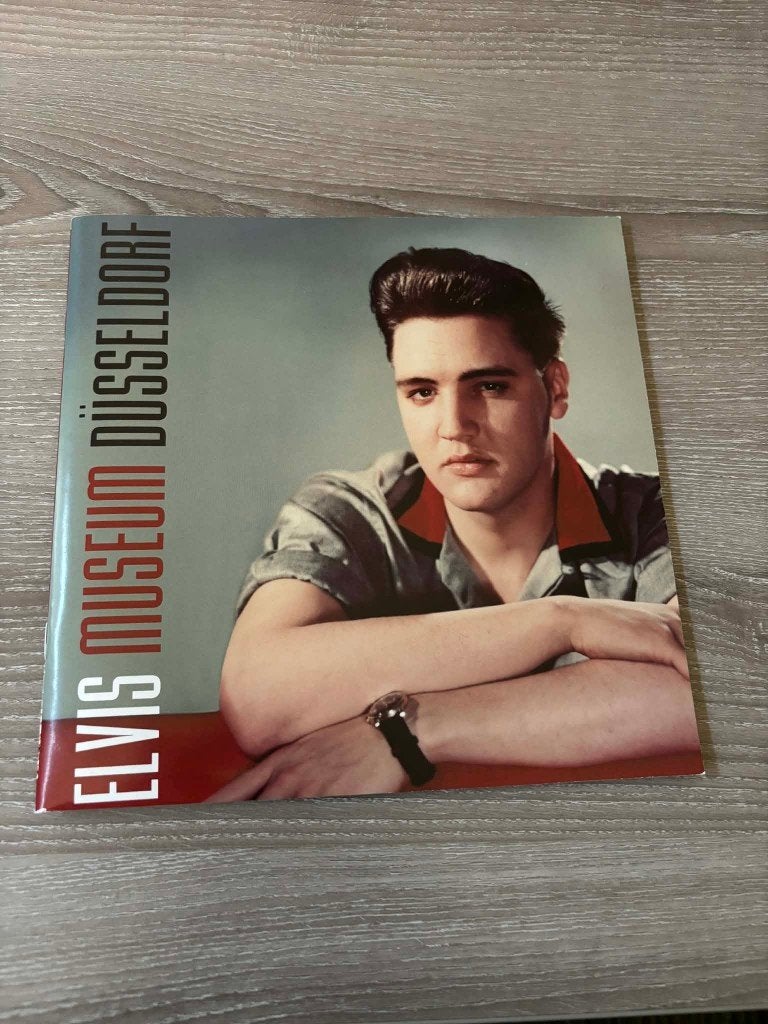 Elvis boekje, Elvis museum Dusseldorf. slechts 3 euro., Livres, Musique, Enlèvement ou Envoi, Neuf, Artiste