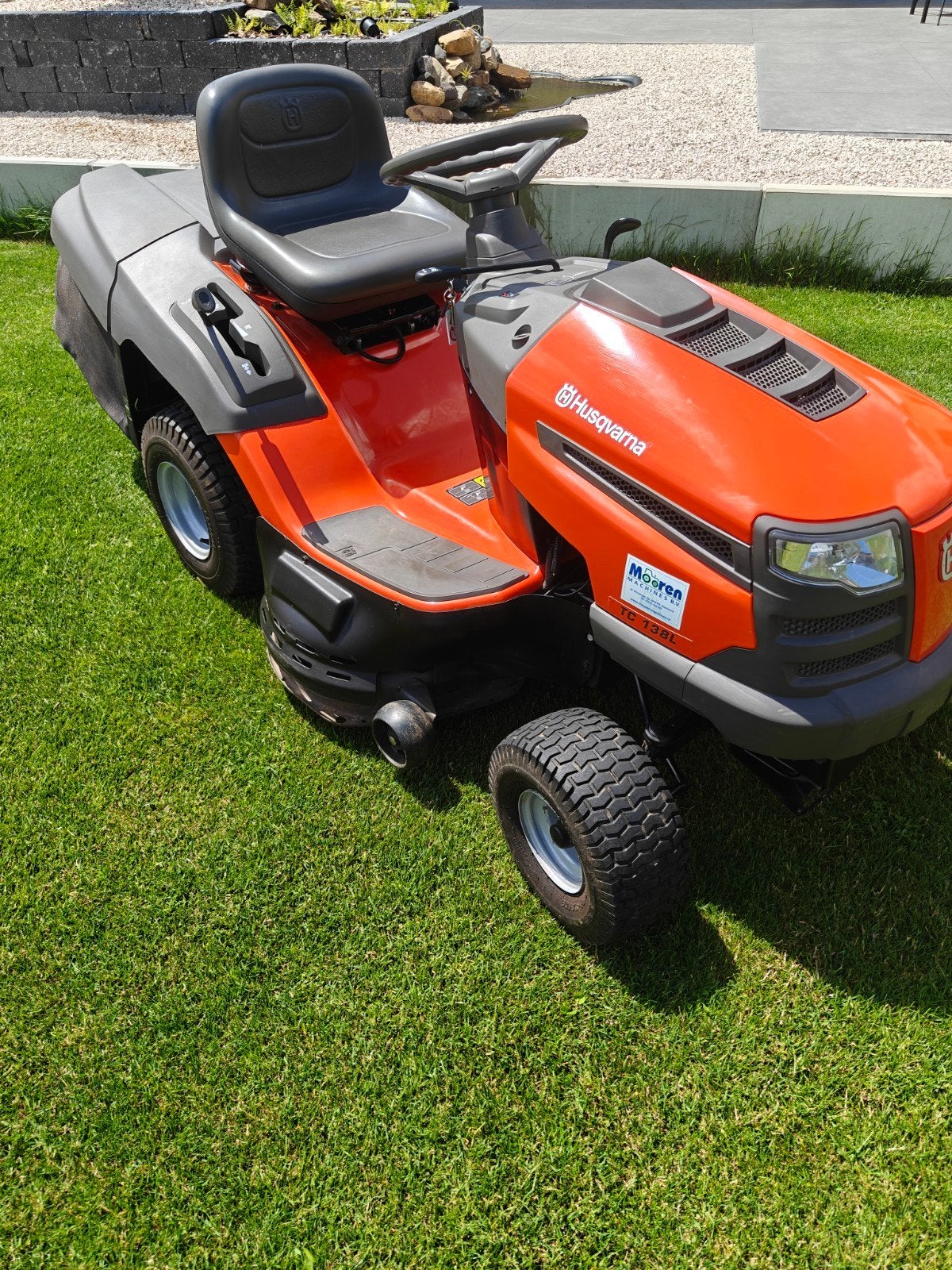 Husqvarna TC 138L 2022, Tuin en Terras, Zitmaaiers, Zo goed als nieuw, Elektrische starter, Opvangbak, Ophalen