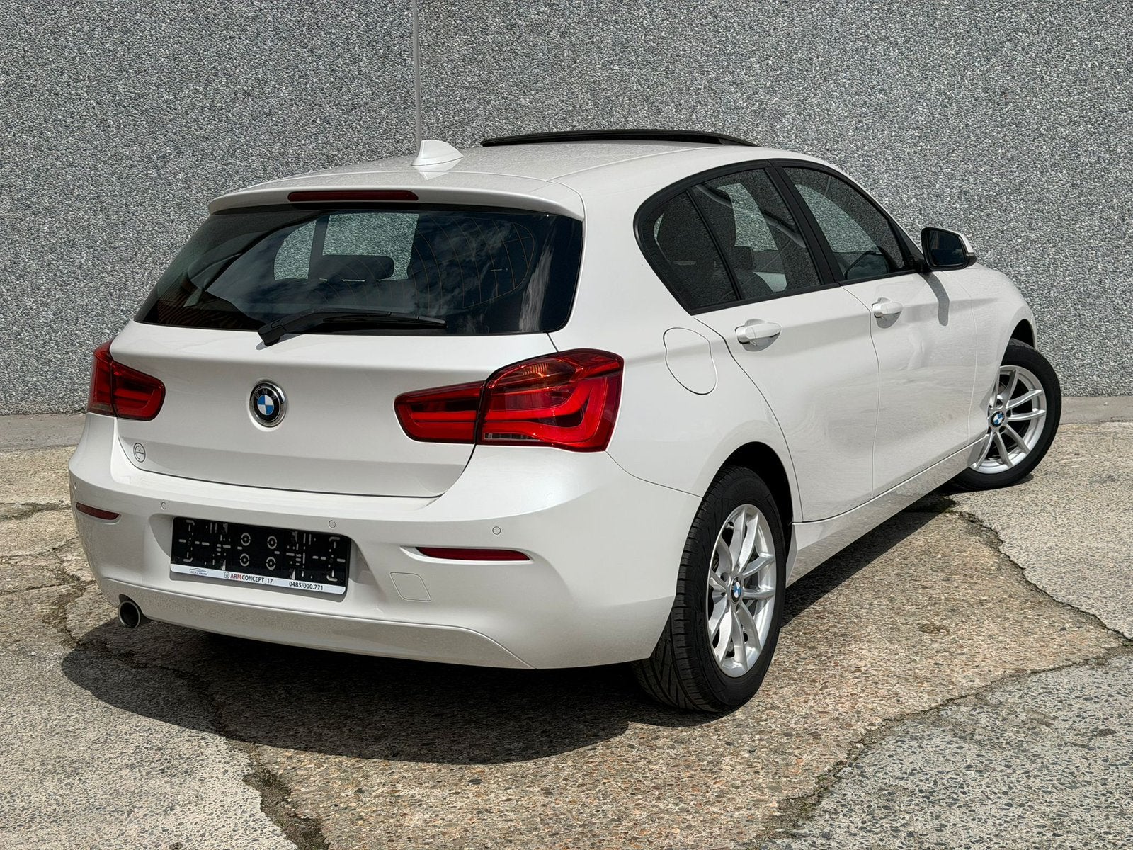BMW 116i Essence 2019 EURO 6d Toit ouvrant, Auto's, BMW, Wit, https://public.car-pass.be/vhr/b32e5a14-b052-4525-9e6a-eb2a066535f5