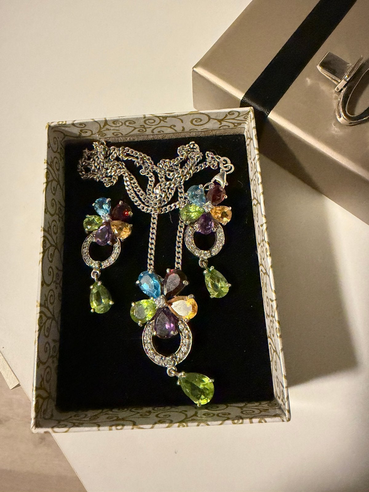 Armband met bijhorende halsketting en oorbellen, Handtassen en Accessoires, Kettingen, Ophalen, Nieuw, Zilver