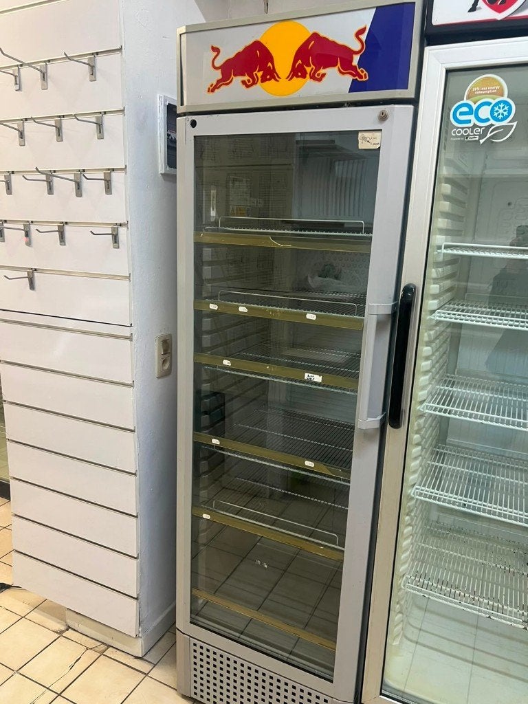 Frigo vitrine professionnel Red Bull – grande capacité, 160 cm ou plus, Sans bac à congélation, Enlèvement, Utilisé