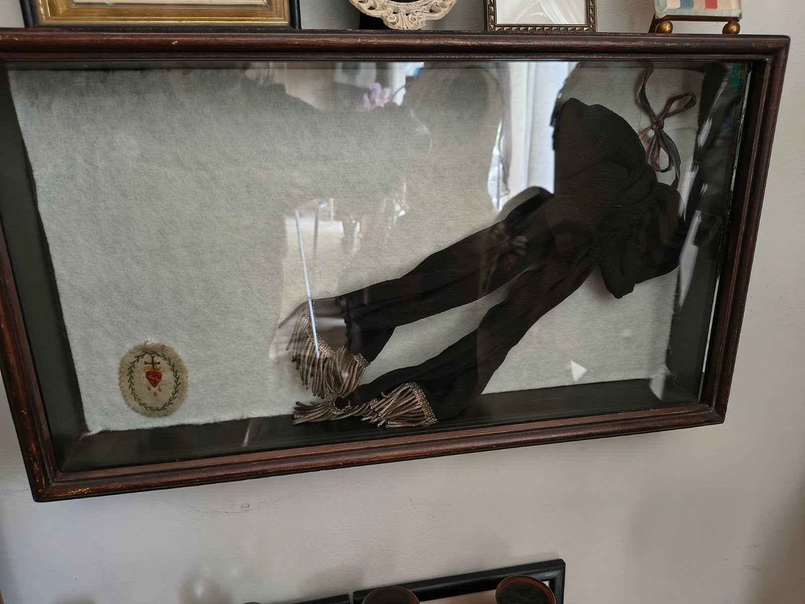 Guerres mondiales : vitrine avec foulard funéraire français, Enlèvement