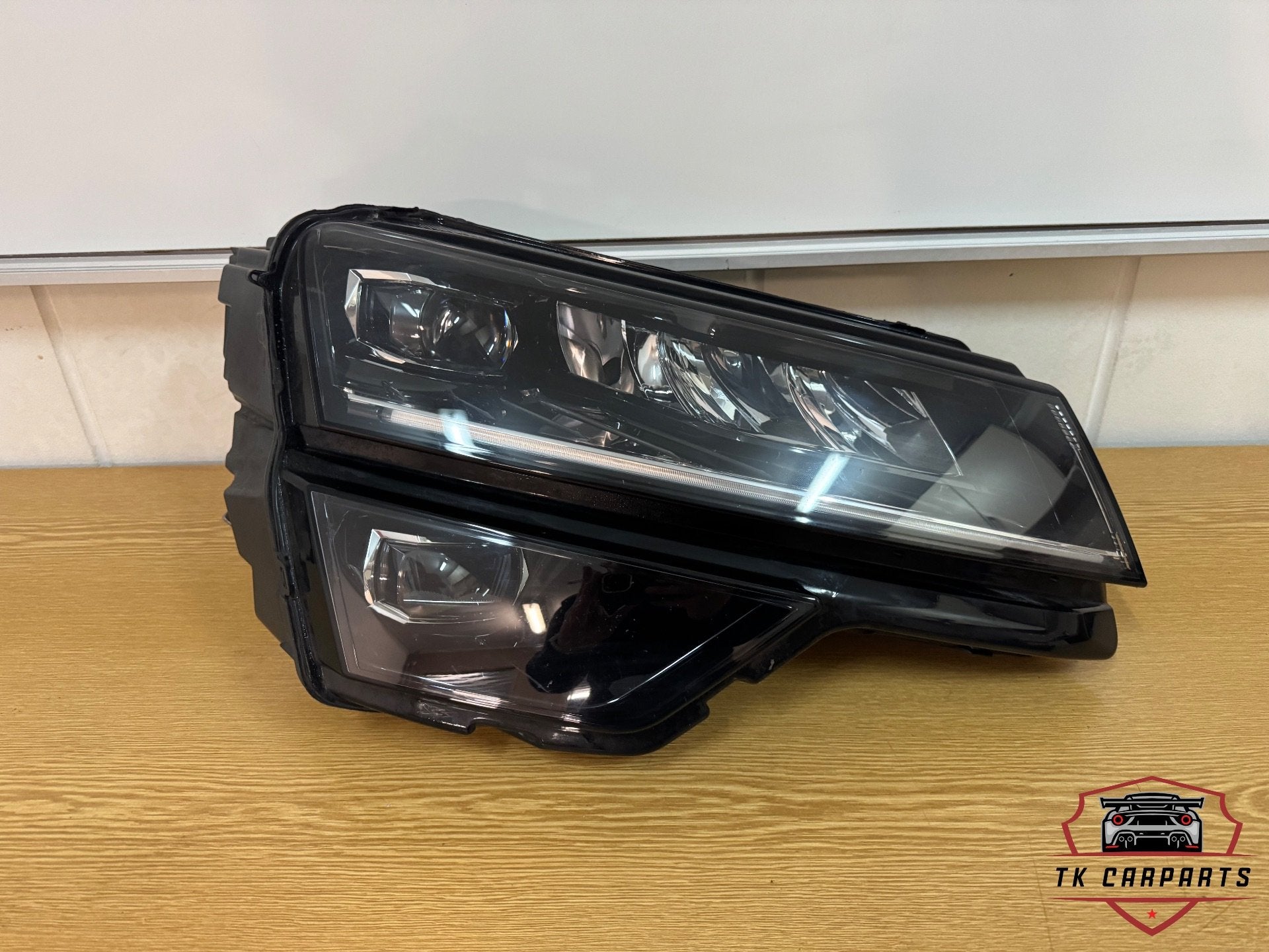 Phare avant droit LED Skoda Karoq 57b941016b, Infoline@skoda-auto.cz, Tr. Vaclava Klementa 869
293 01  Mlada Boleslav, CZ, Utilisé