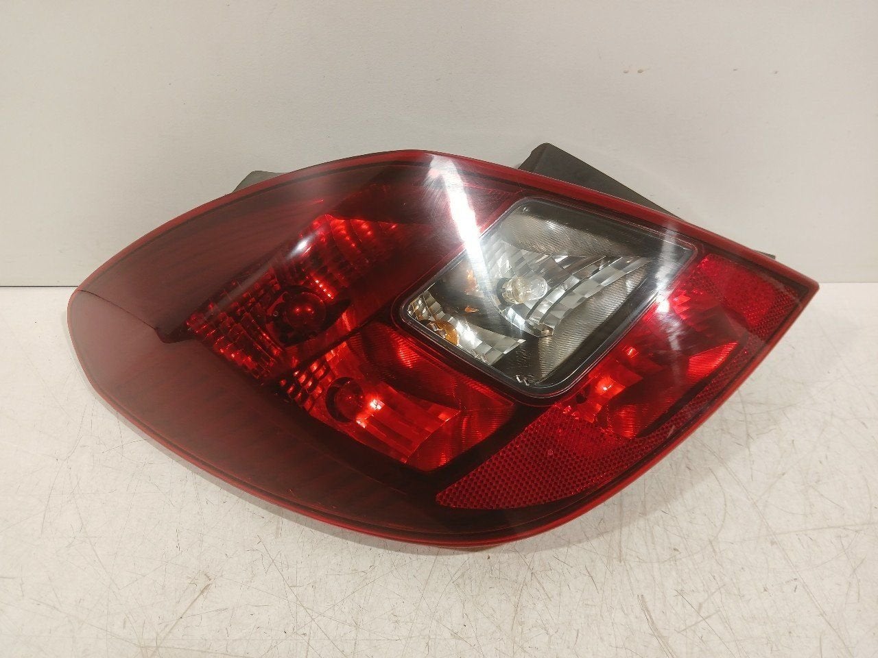 Achterlicht links buiten Opel Corsa, Auto-onderdelen, Onderdelen@venauto.nl, Van der Ven Autorecycling B.V., Gebruikt, Ettenseweg 76, 4706 PB Roosendaal, The Netherlands