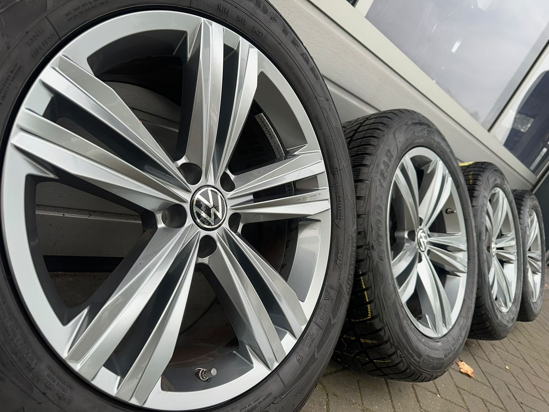 Org 19 inch Volkswagen Touareg CR R-line velgen winterbanden, 19 inch, Gebruikt, 255 mm, -