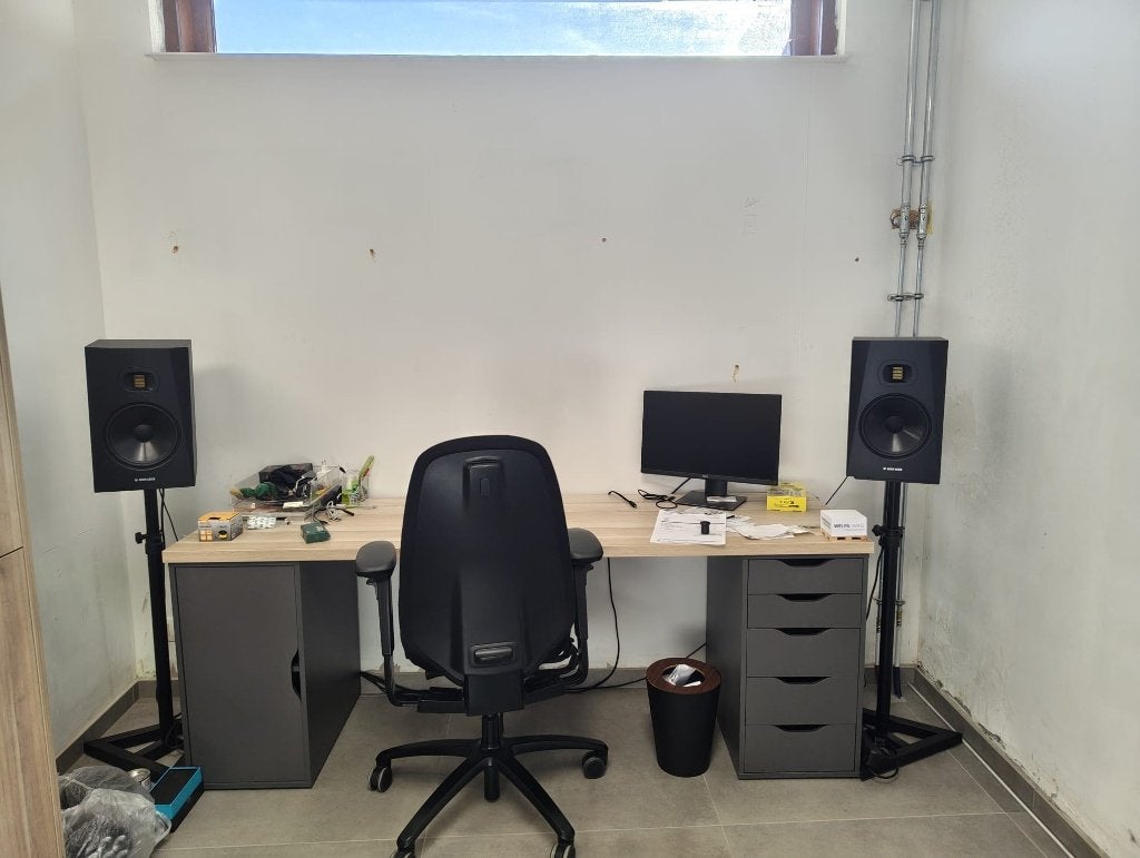 Te koop: 2x Adam Audio T8V + speakerstandaards, Enlèvement, Utilisé, Audio
