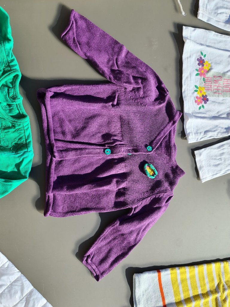 paarse gillet, pull, trui met knopen, 74, Enfants & Bébés, Vêtements de bébé | Taille 74, Enlèvement, Comme neuf