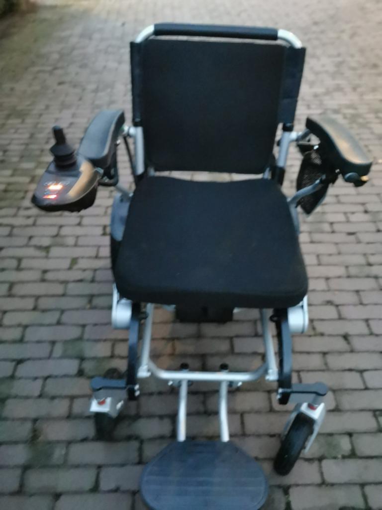 Fauteuil roulant électrique pliable léger info 0488826971, Divers, Chaises roulantes, Comme neuf, Fauteuil roulant électrique