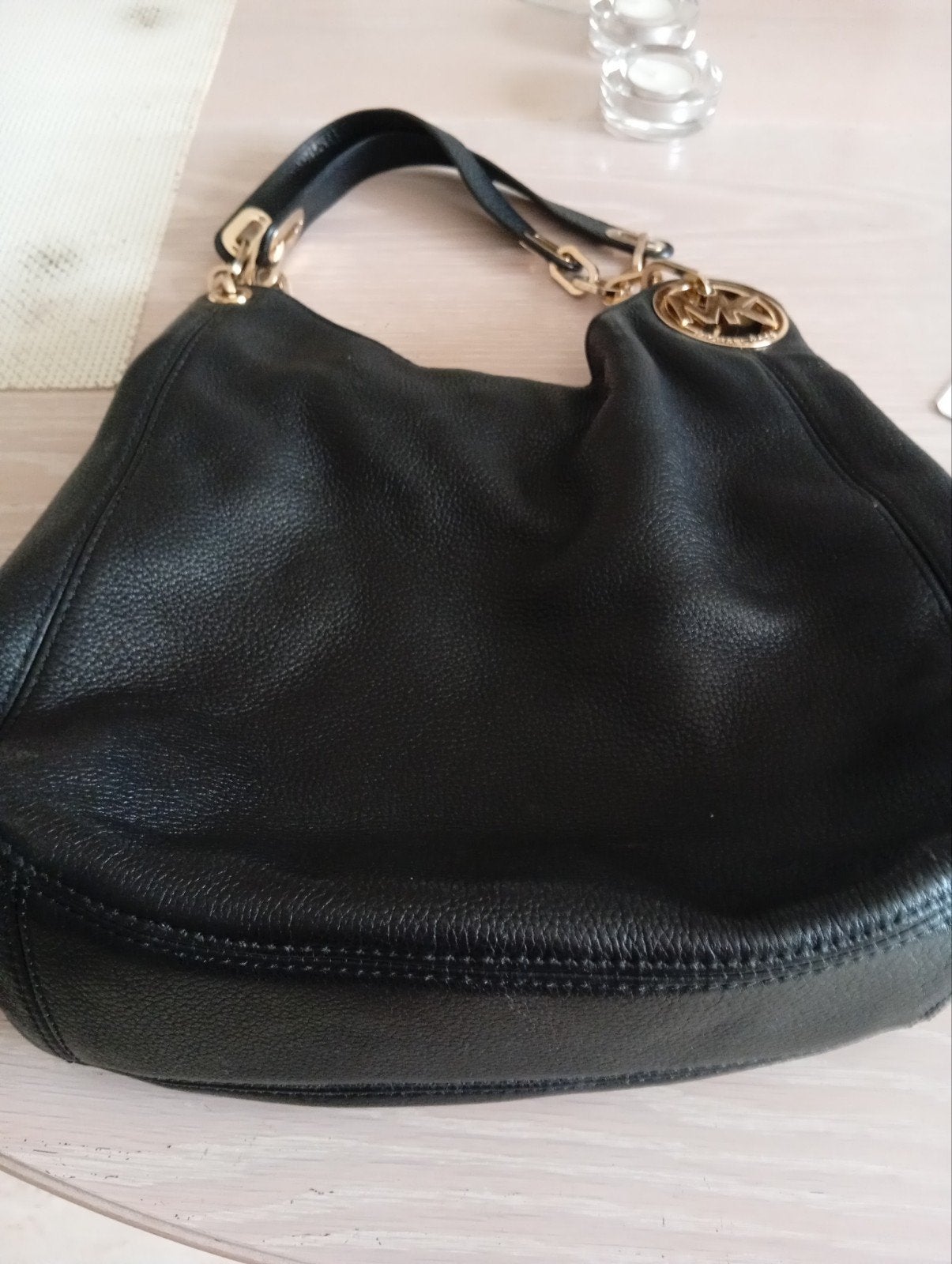 sac de dame Michael Kors, Enlèvement