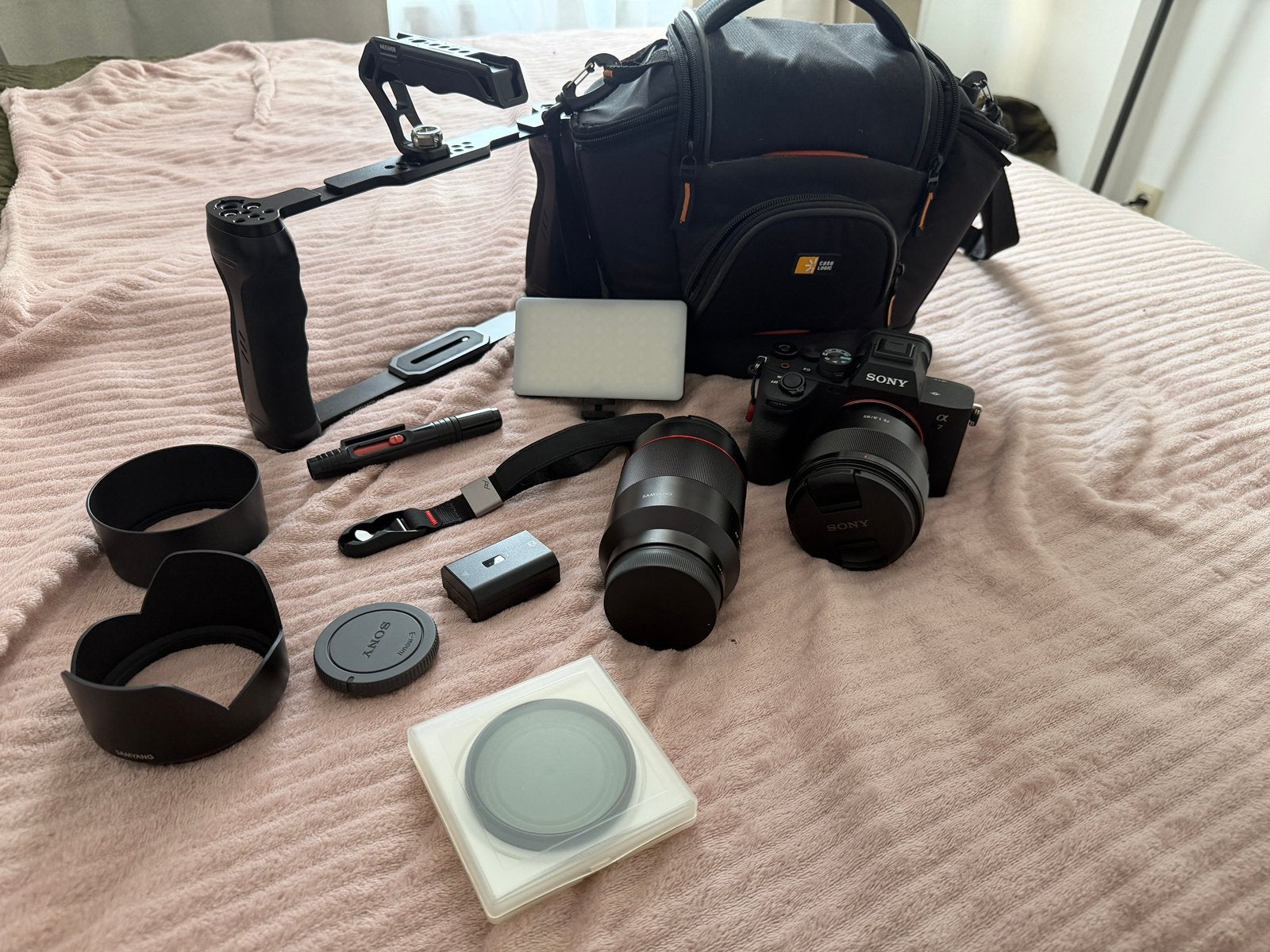 Sony A7 IV + Samyang 35mm 1.4 & Sony 85mm 1.8 + accessoires, Audio, Tv en Foto, Ophalen, Zo goed als nieuw, Sony