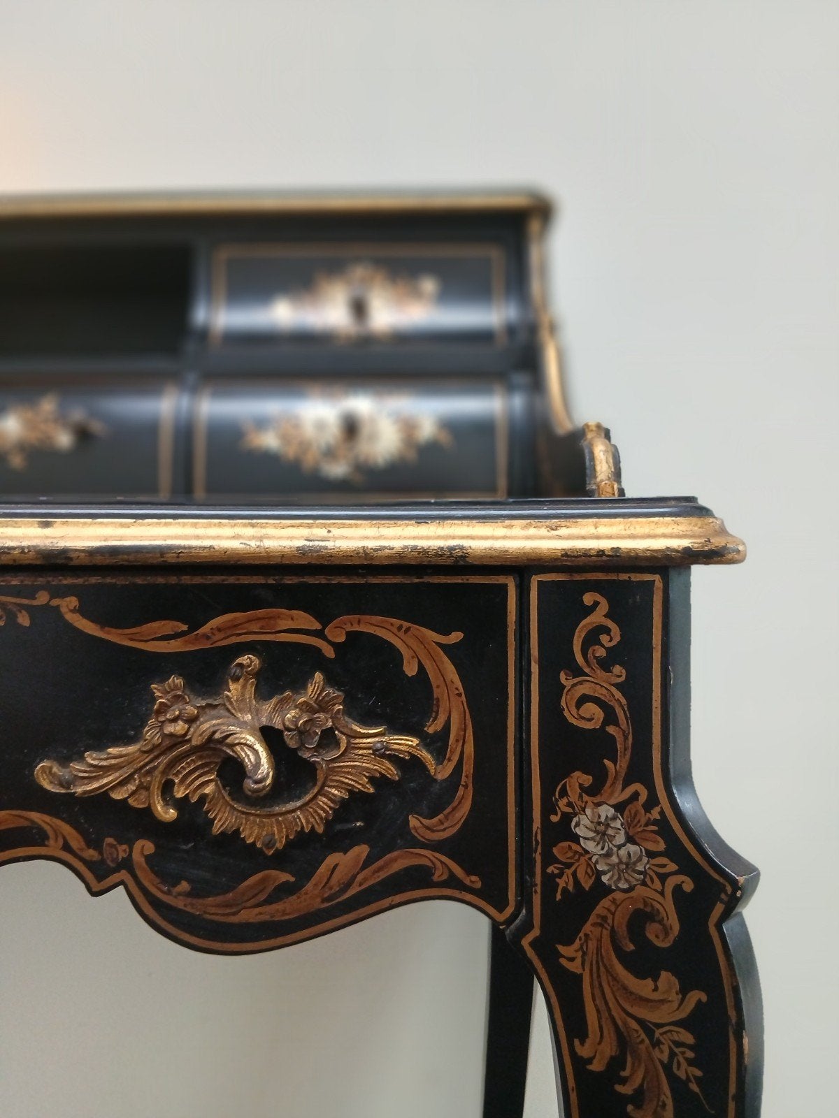 Kunstwerkje, zwart gelakt Lodewijk XV stijl secretaire, Enlèvement