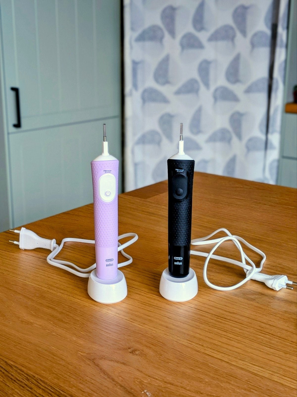Oral B Vitality Pro100 elektrische tandenborstels zwart&lila, Elektronische apparatuur, Ophalen of Verzenden, Zo goed als nieuw