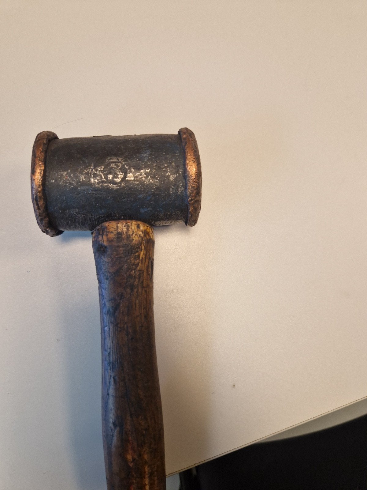 Koperen hamer, Ophalen