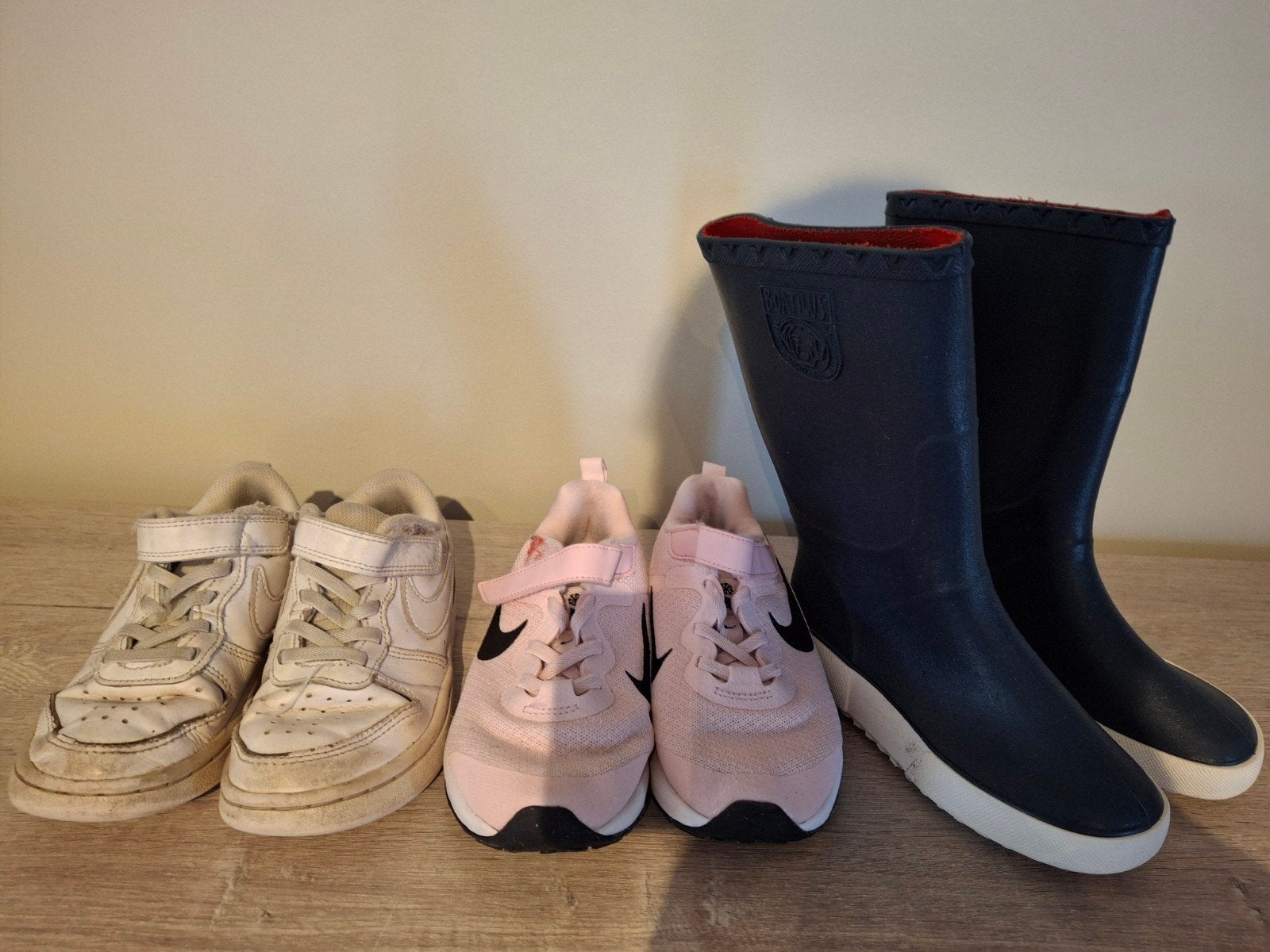 2 paires de chaussures Nike, 1 paire de bottes de pluie tail, Enfants & Bébés, Vêtements enfant | Chaussures & Chaussettes, Enlèvement