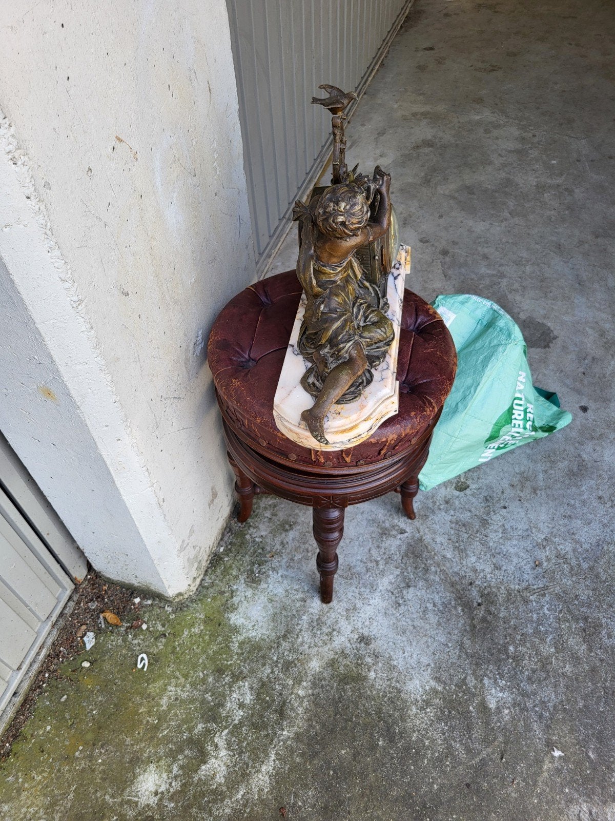 Pendule en régule femme a la flûte